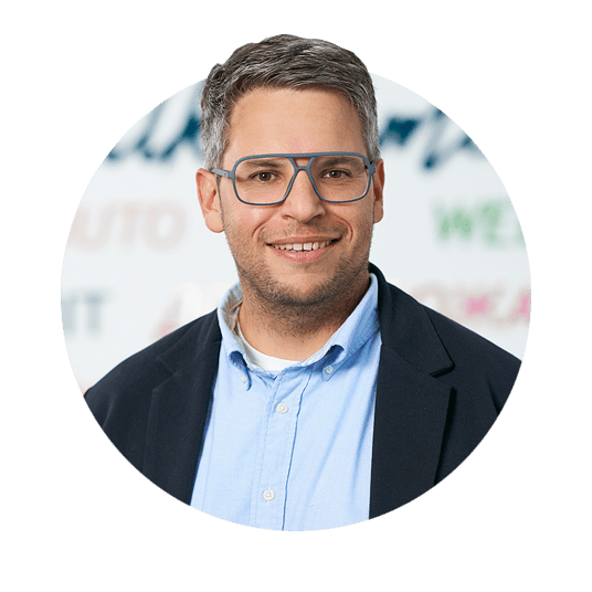 Porträt vom Schulleiter Herrn Simon Tewes