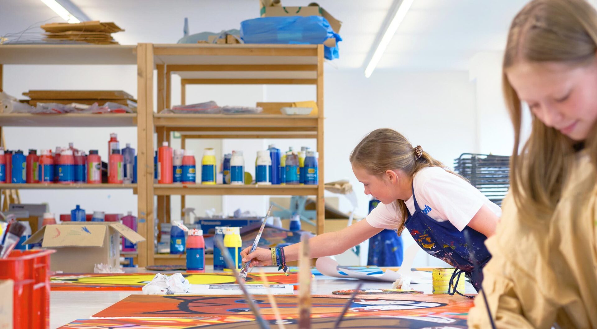 Schülerinnen beim Malen im Kunstunterricht