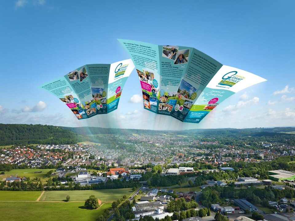 Ansicht von der Stadt Bad Driburg und als Collage ist der neue Schulfeier &quot;schwebend&quot; über der Stadt zu sehen