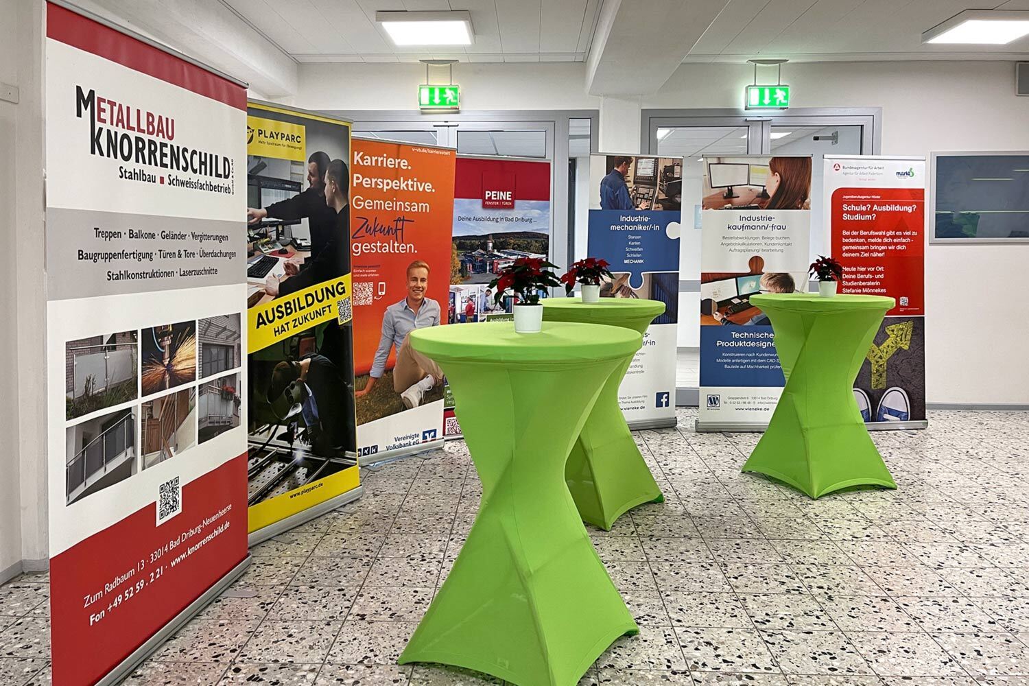 Roll-ups von den Kooperationspartnern der Schule stehen im Flur bei dem Tag der offenen Tür