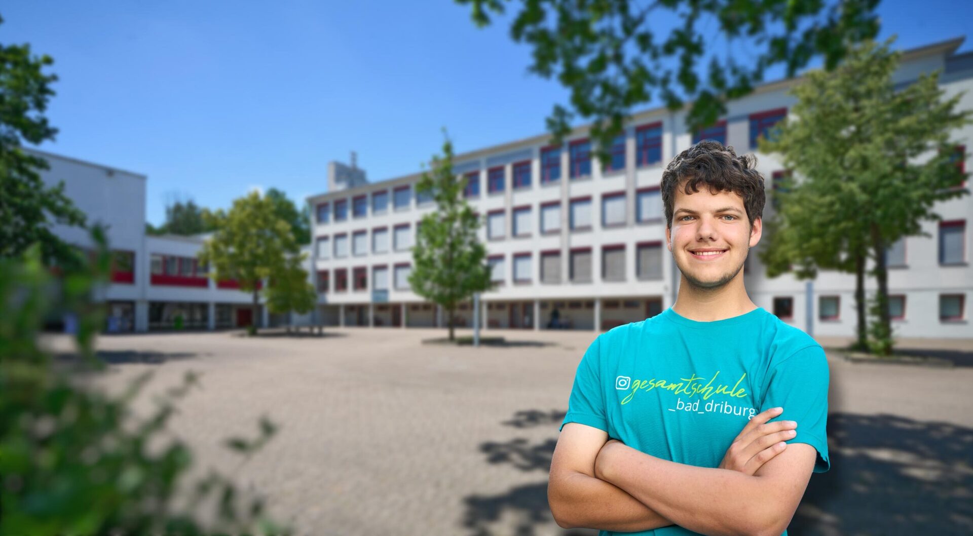 Ein Schüler der Oberstufe steht vor dem Standort in der Kapellenstraße