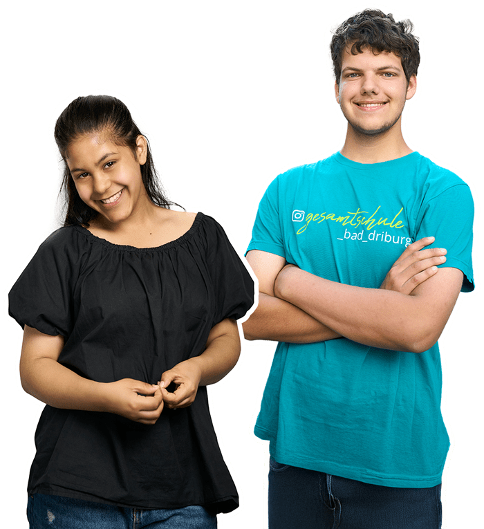 Eine Schülerin und ein Schüler blicken uns stehend an