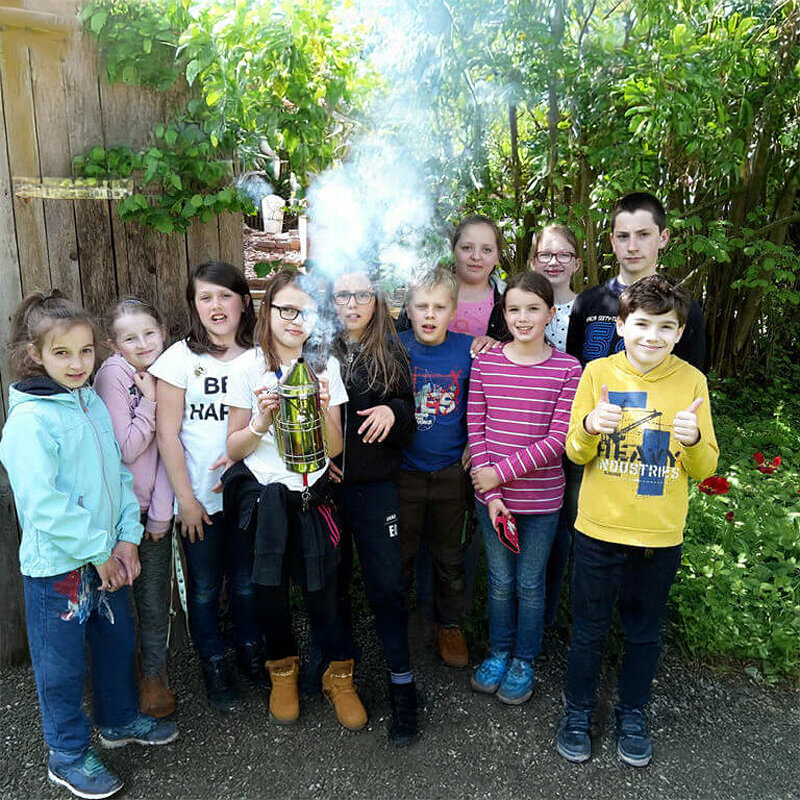 Schüler und Schülerinnen stehen in einer Gruppe zusammen