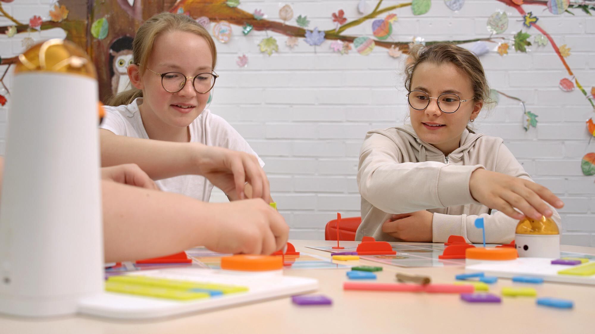 Schülerinnen beim Programmieren