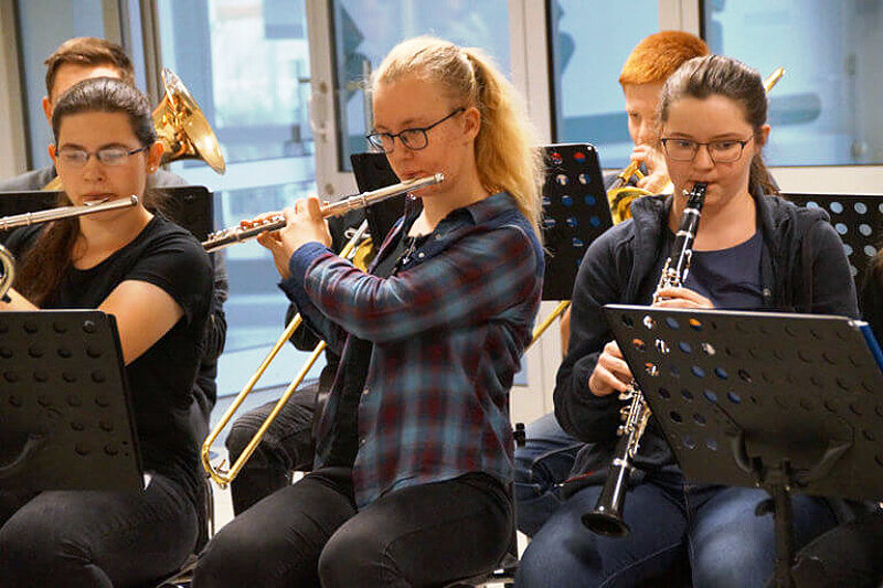Schülerinnen beim Musizieren