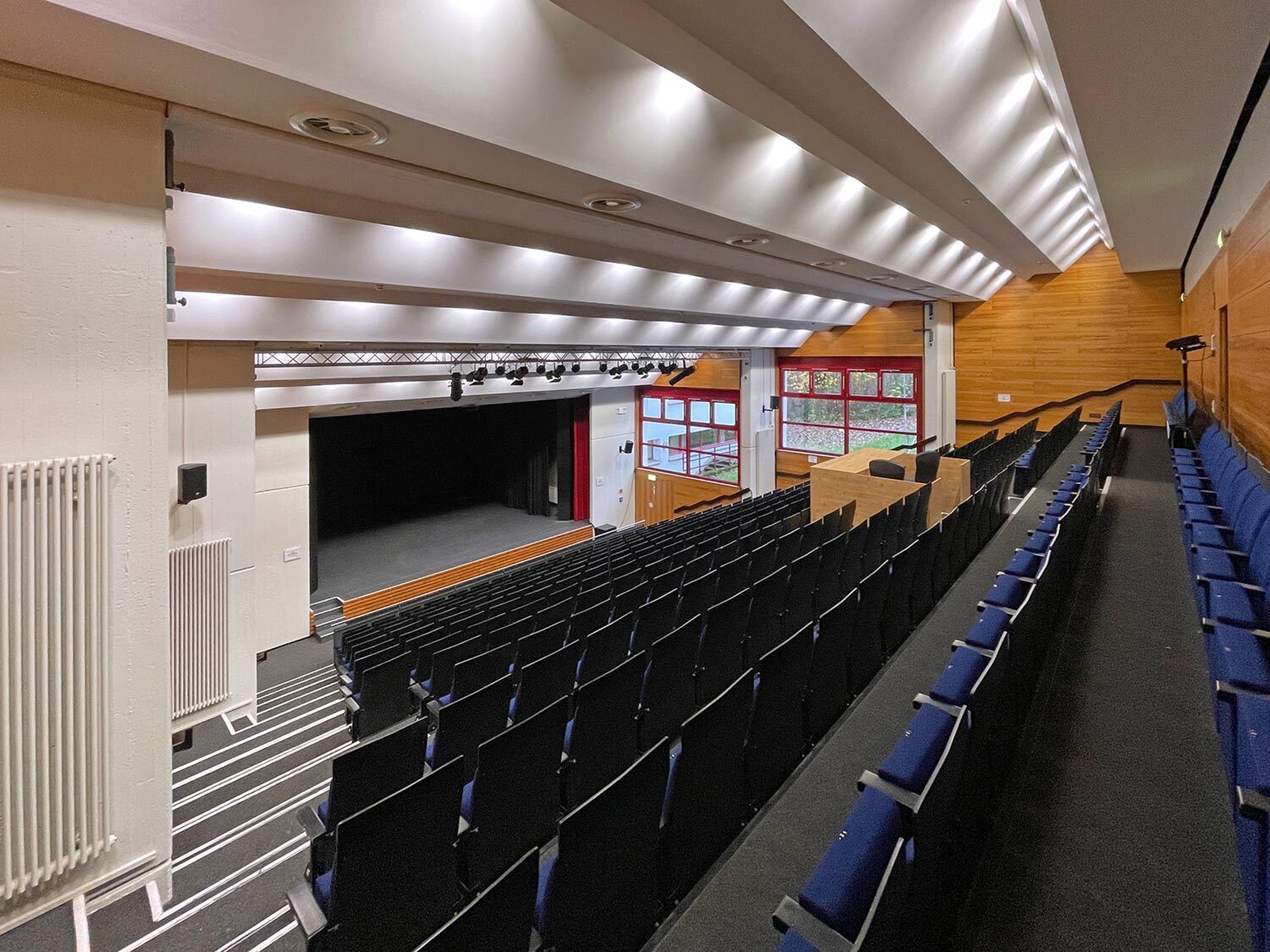 Blick in die Aula von der Tribüne aus auf die Bühne