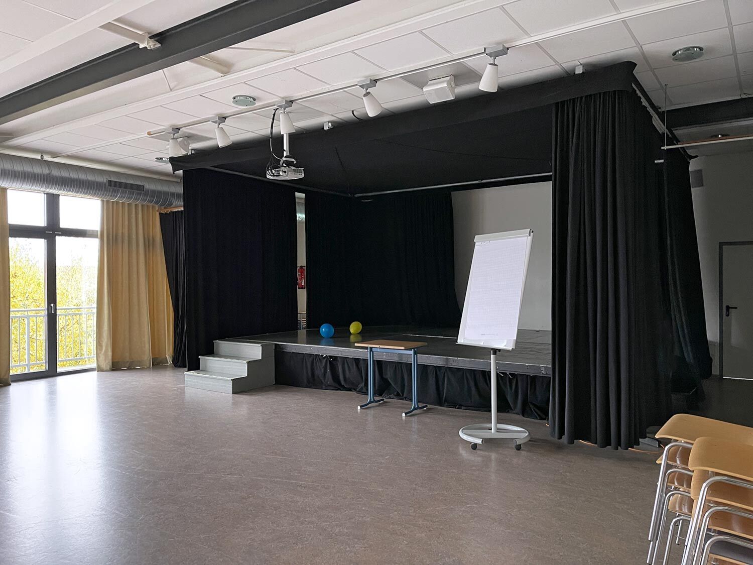 Blick auf die Theaterbühne der Schule