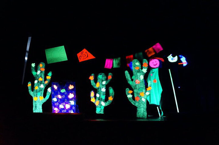 Schwarzlicht-Theater-Aufführung