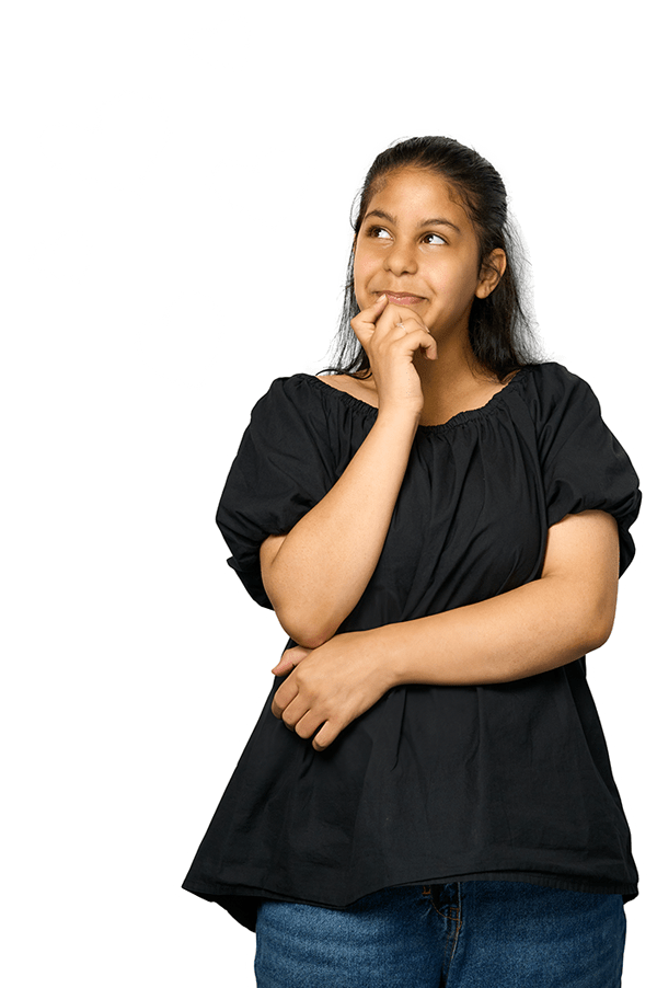 Eine Schülerin steht in deiner Denker-Pose da