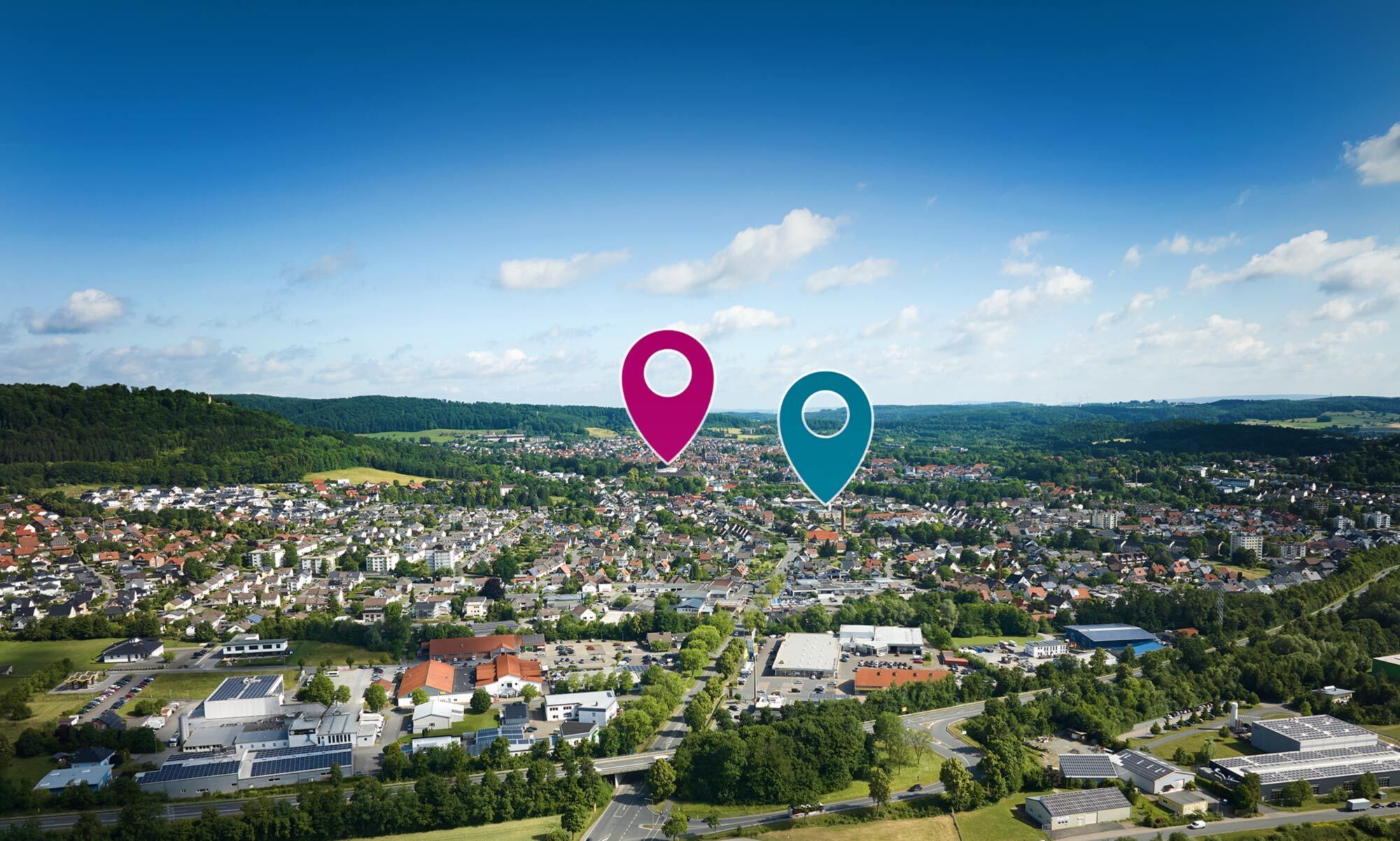 Überblick über Bad Driburg, auf dem mit zwei Pickeln die beiden Schulstandorte markiert sind