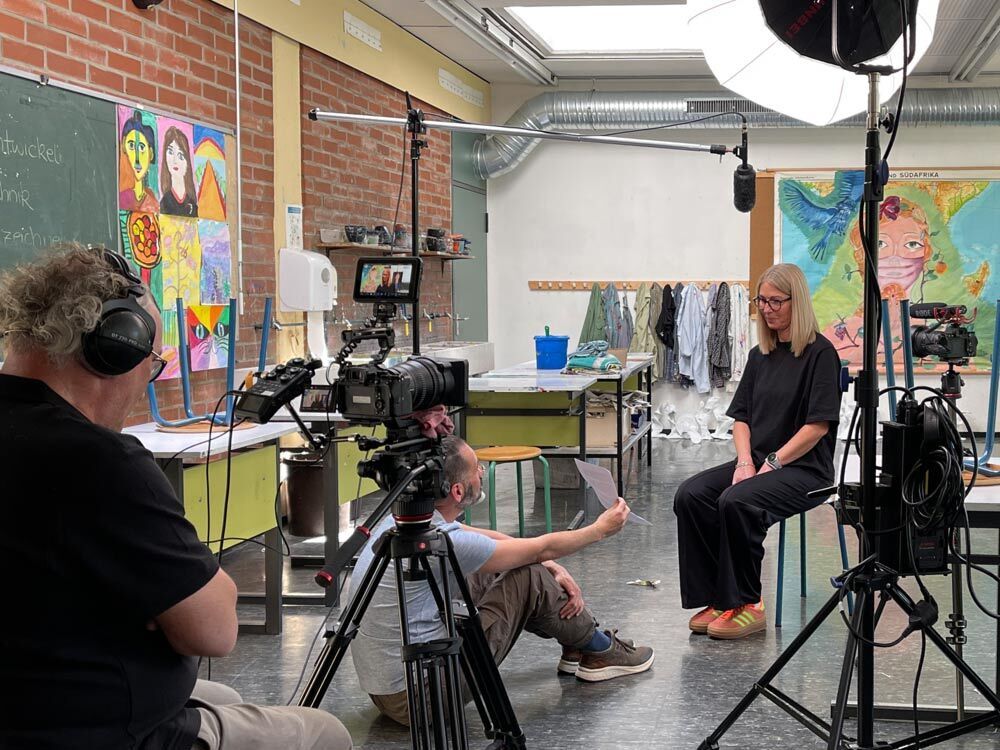 Making-of von den Filmaufnahmen, wie eine Lehrerin ein Interview gibt
