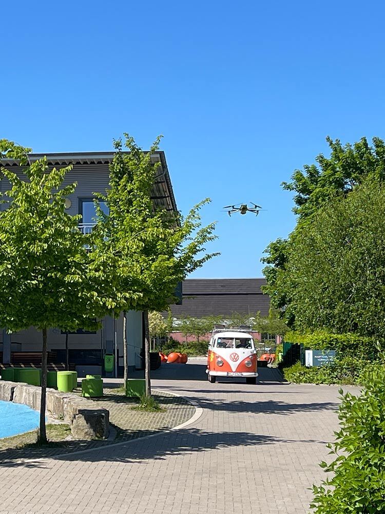 Making-of von einer Drohnenaufnahme vom Schulgelände