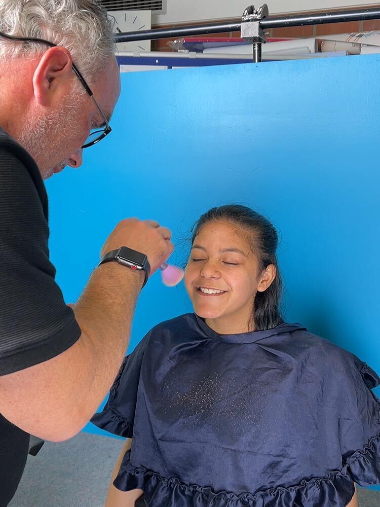 Making-of von einer Schülerin, die gepudert wird