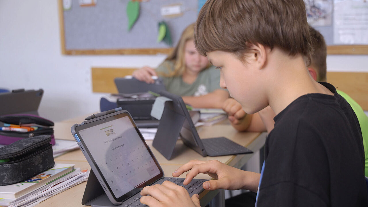 Schüler arbeitet mit dem Tablet