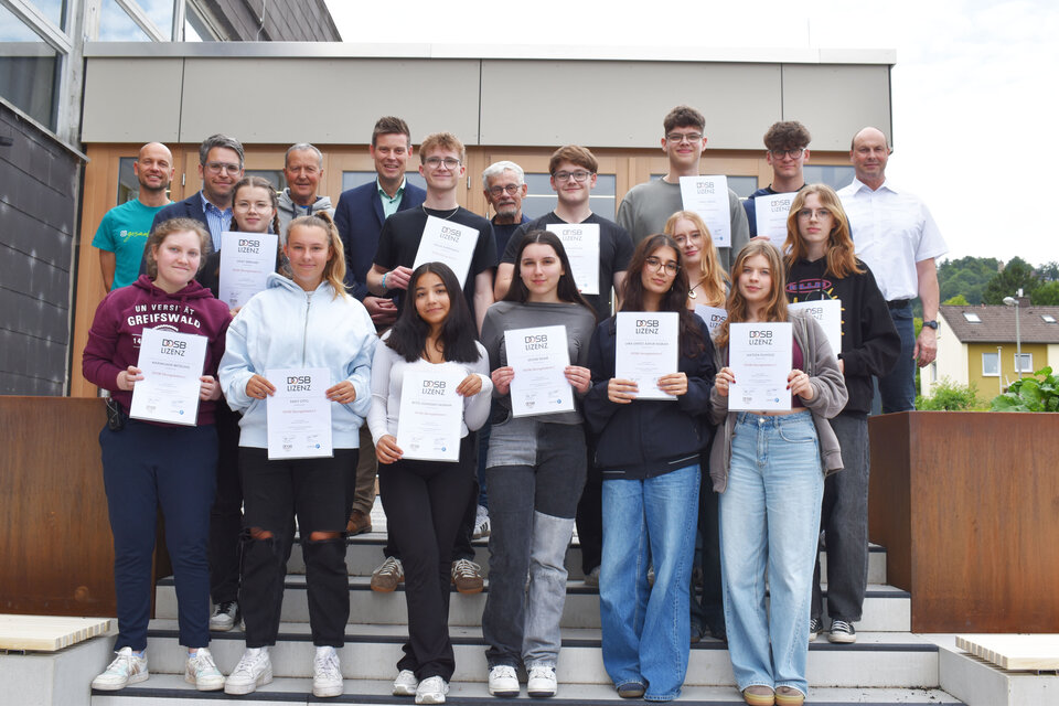 Gruppenfoto von Schülern und Schülerinnen, die den Übungsleiterschein erhalten haben