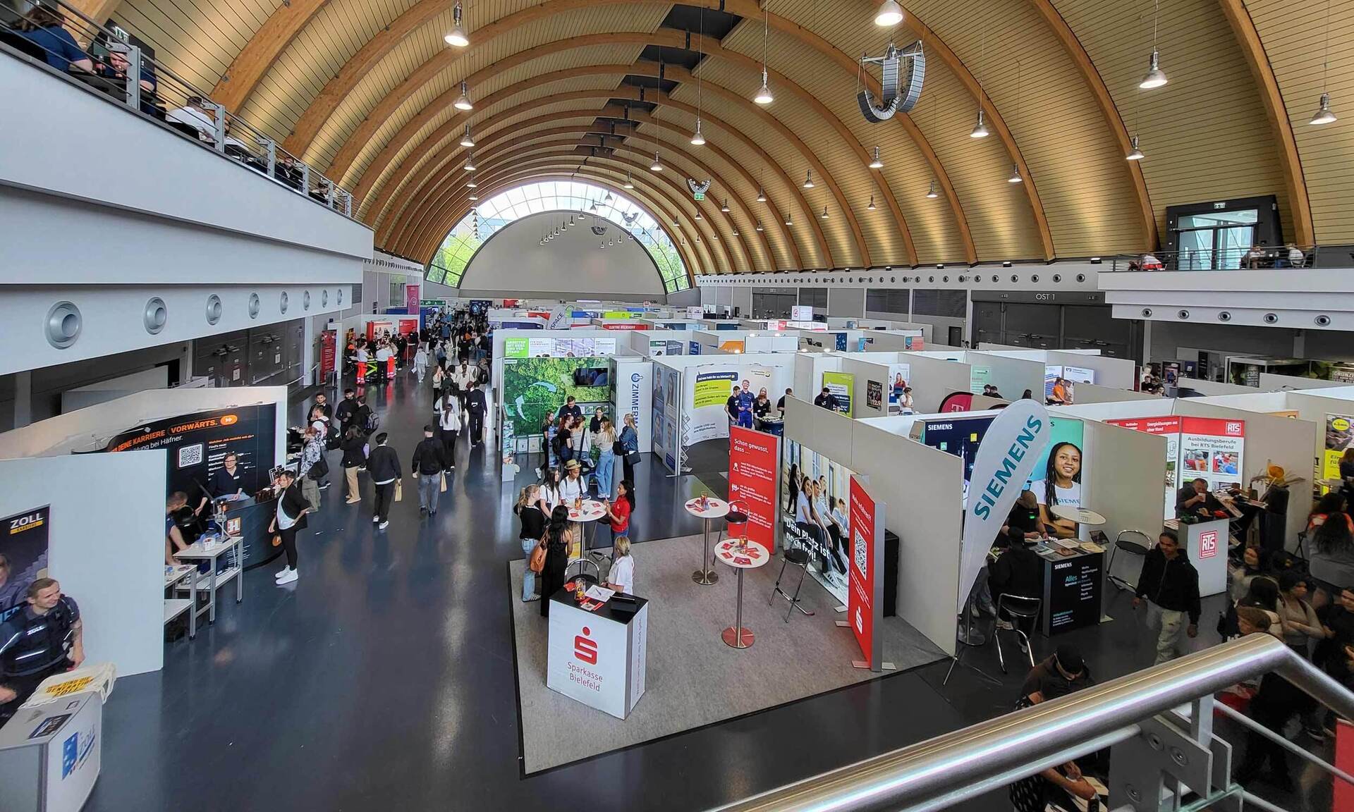 Blick in die Halle der Berufswahlmesse Vocatium in Bielefeld