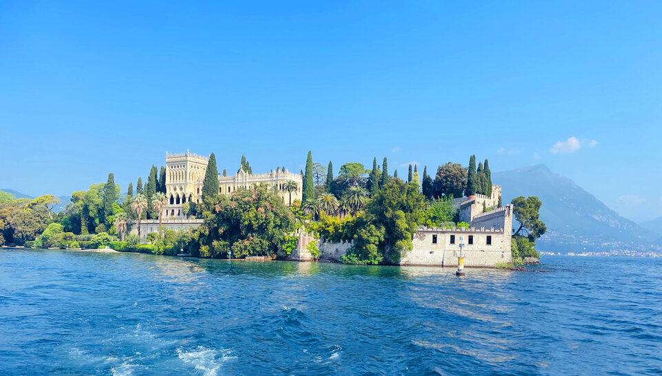 Bootsfahrt auf dem Gardasee mit Blick auf eine Insel auf dem See