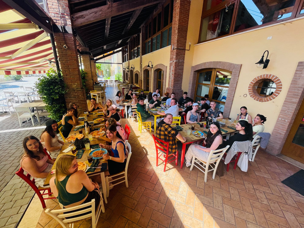 Schülerinnen und Schüler beim Mittagessen