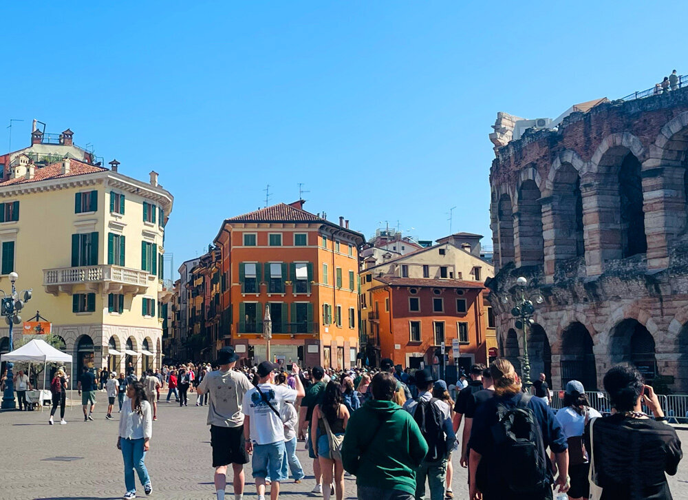 Schüler laufen an Sehenswürdigkeiten in einer italienischen Stadt vorbei