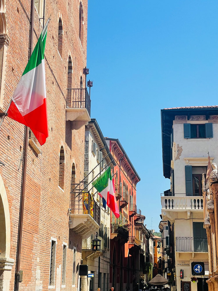 Blick in die Straße einer italienischen Stadt