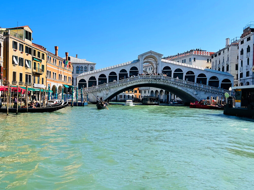 Blick vom Wasser aus auf die Rialtobrücke