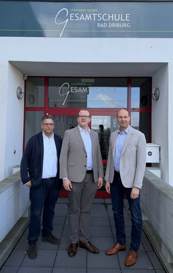 Simon Tewes, Bürgermeister Tölle vor dem Eingang der Gesamtschule