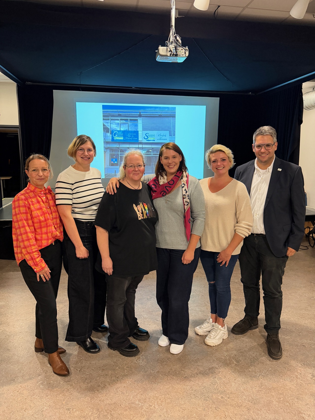 Das Team der gewählten Schulpflegschaftsvertreterinnen der Sekundarschule (Svenja Claes und Maren Obrzut)  und der Gesamtschule (Rosa Remmele und Sarah Crol) mit der Schulleiterin der Sekundarschule (Daniela Schäfer) und dem Schulleiter der Gesamtschule (Simon Tewes)
