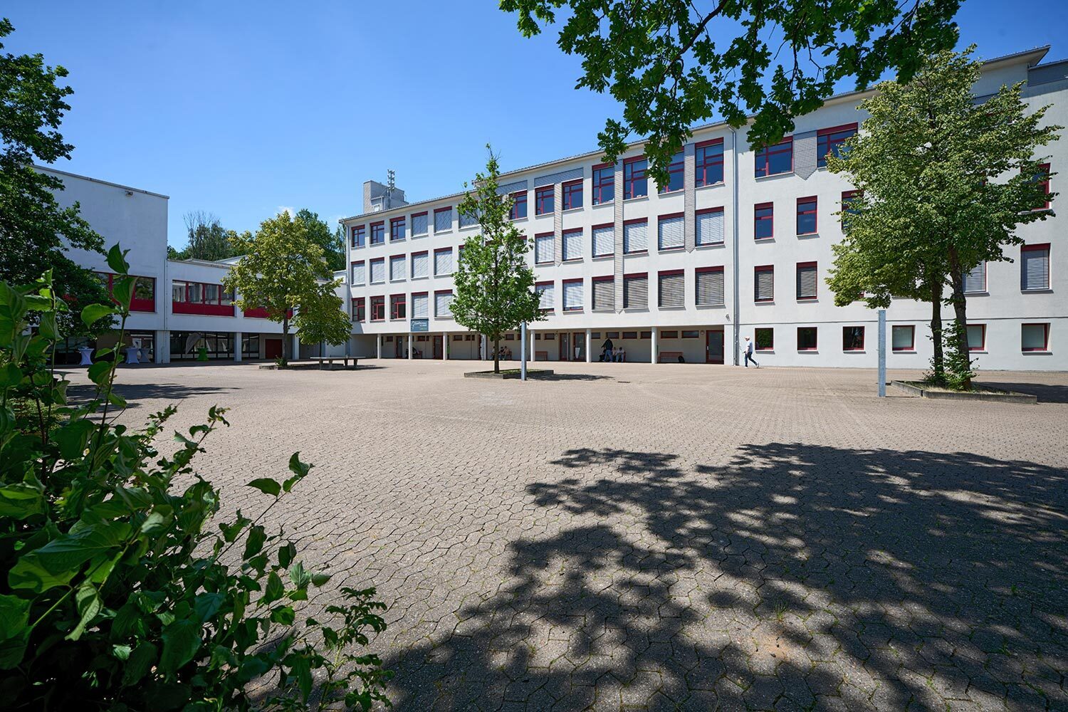 Pausenhof und Schulgebäude in der Kapellenstraße