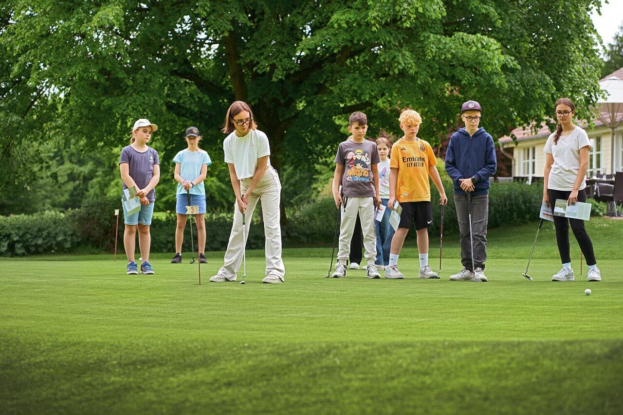 Schüler beim Golfen auf dem Golfplatz