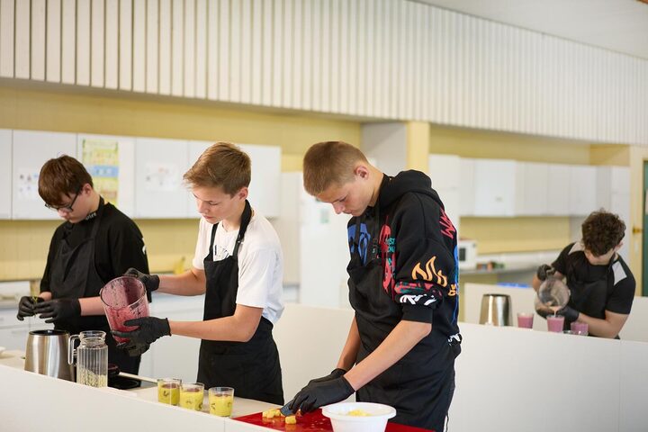 Schüler schneiden die Zutaten beim Hauswirtschaftsunterricht
