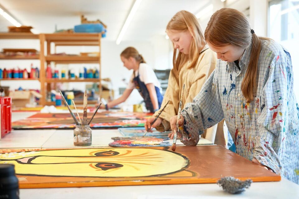 Schülerinnen beim Malen im Kunstunterricht