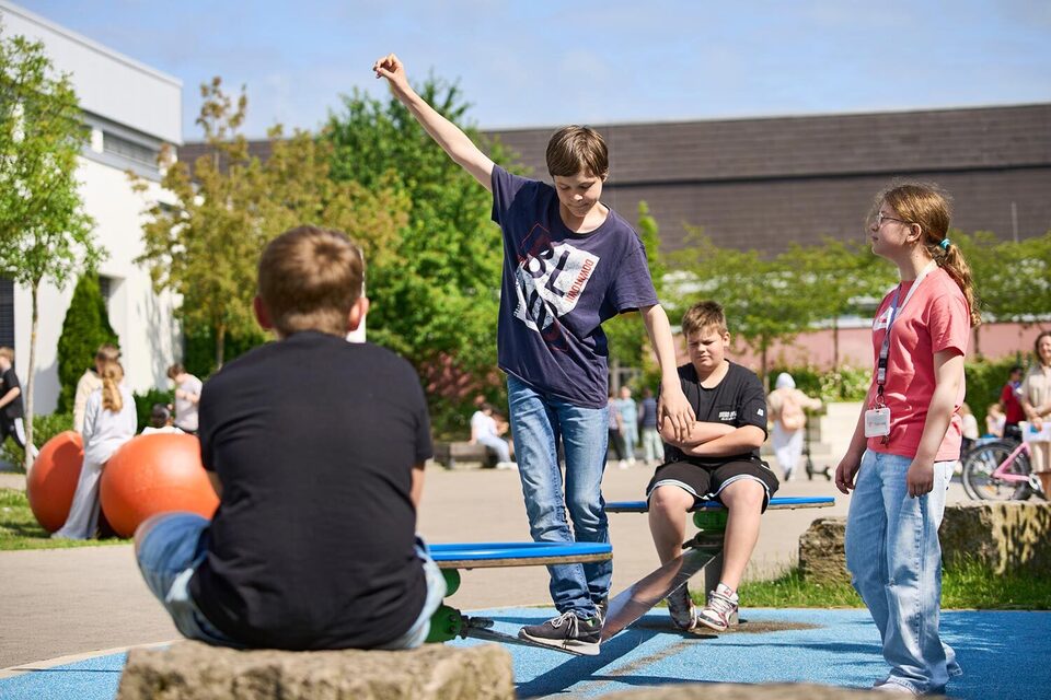 Schüler und Schülerinnen chillen in der Pause