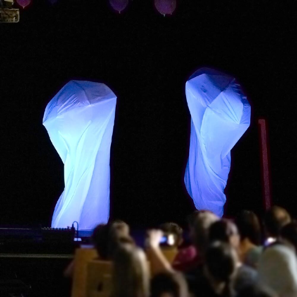 Schwarzlicht-Theater-Aufführung