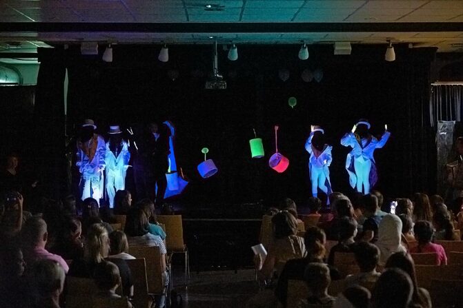 Schwarzlicht-Theater-Aufführung