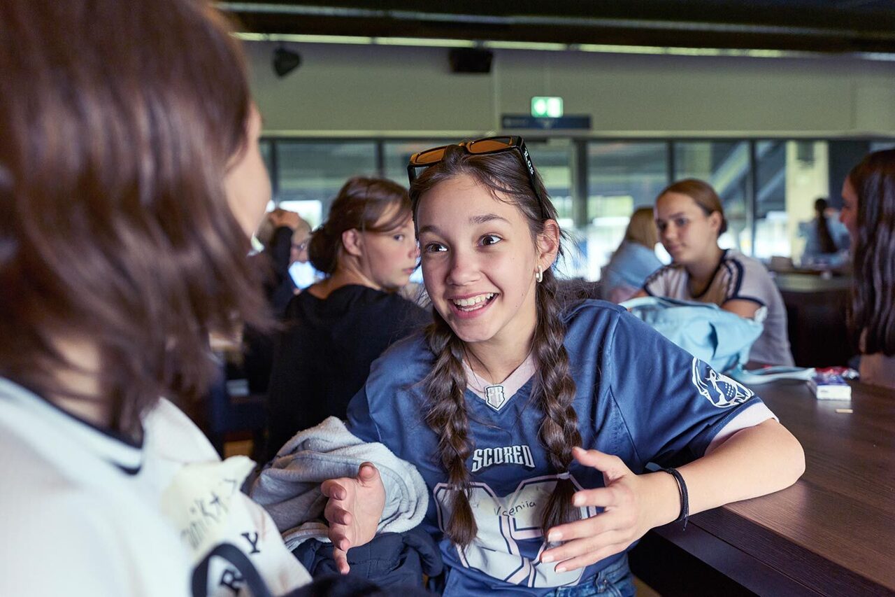 Schülerinnen unterhalten sich