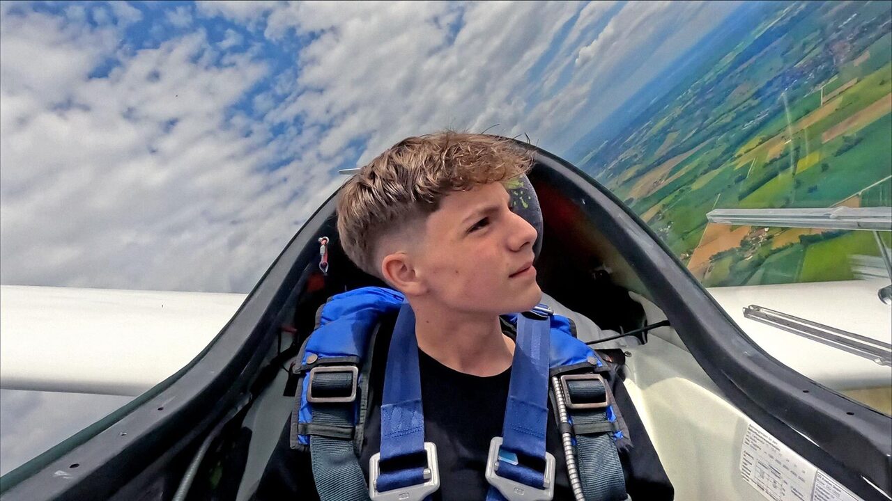 Schüler sitzt im Cockpit eines Segelfliegers während des Fluges