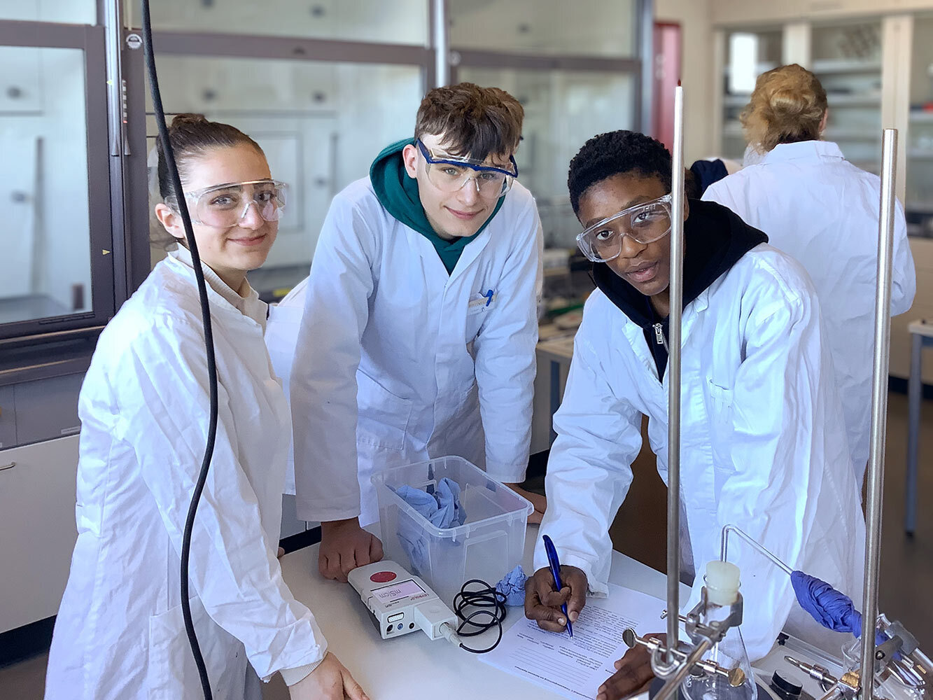 Schülerinnen und Schüler im Chemieunterricht